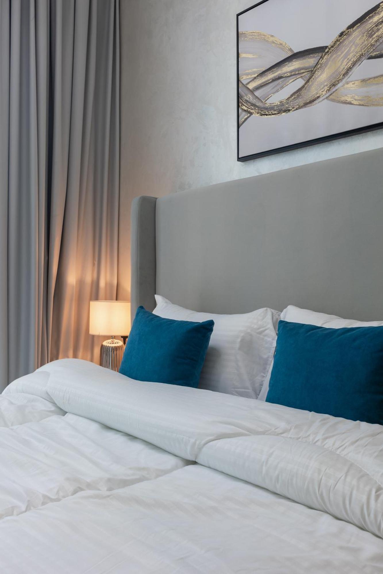 Elegantescape- 2br Next To Sheikh Zayed Road, Aykon Dubai